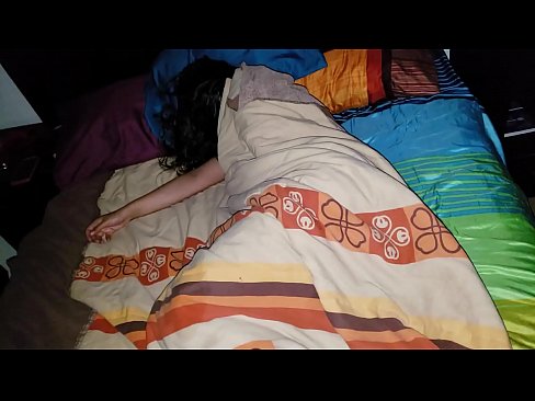 ❤️ Ny zananikely manenjika ny renikeliny tanora rehefa matory izy. ❌ Anal vidéo aminay ❤